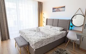 New Modern & Cozy Apartment With Free Parking